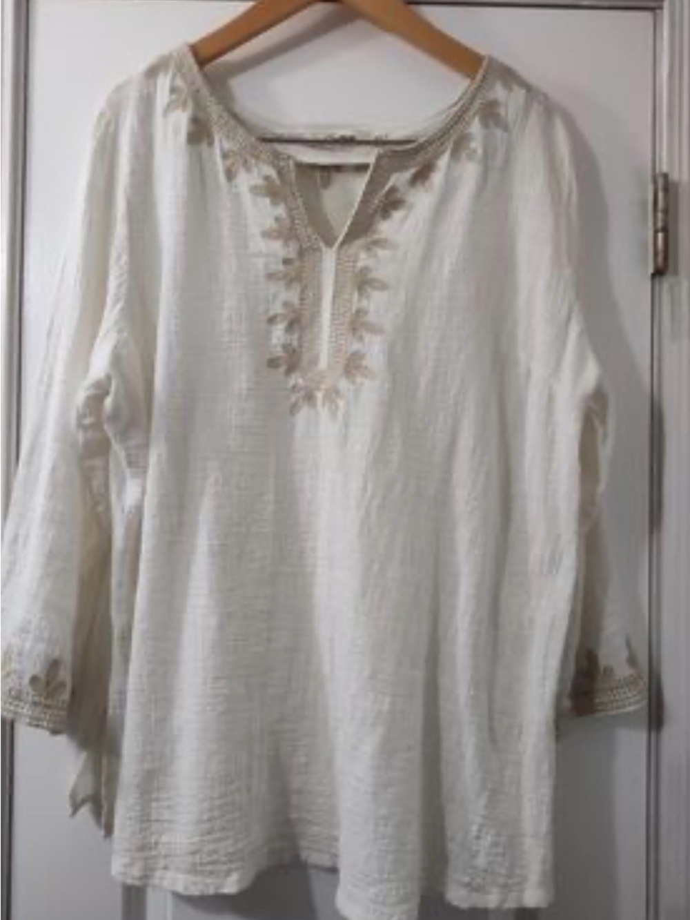 Solitaire white embroidered tunic top with 3/4 sleeves. Size: XL #boho #festival